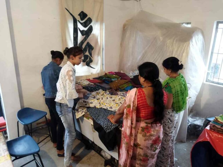 Shikha and customers at the Bagli Bhavan for Kumbaya Sale - Samaj Pragati Sahayog - SPS